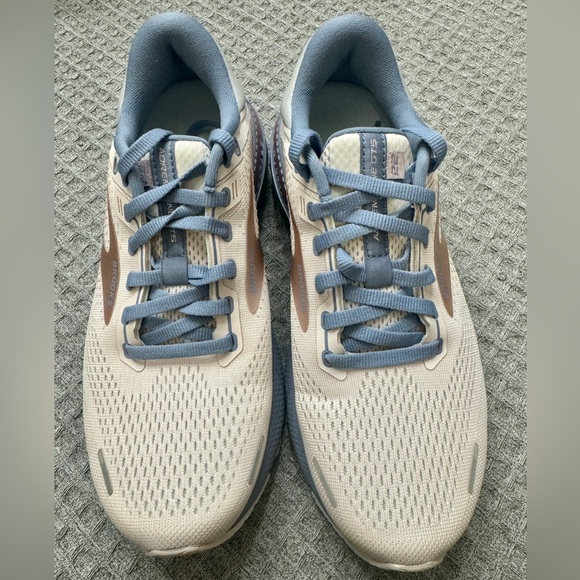 Women’s Adrenaline GTS 22 shoes. Only worn to try on. Like new. - Picture 7 of 7